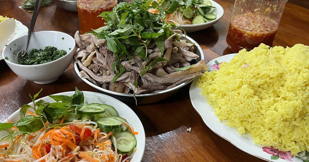 Banh xeo, arroz con pollo y fideos de cerdo Phu Yen envueltos en la cocina de la abuela