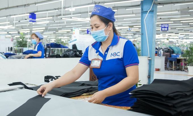 Công nhân may Nhà Bè được sắp xếp tăng ca khi nhà máy có đơn hàng trở lại. Ảnh: An Phương