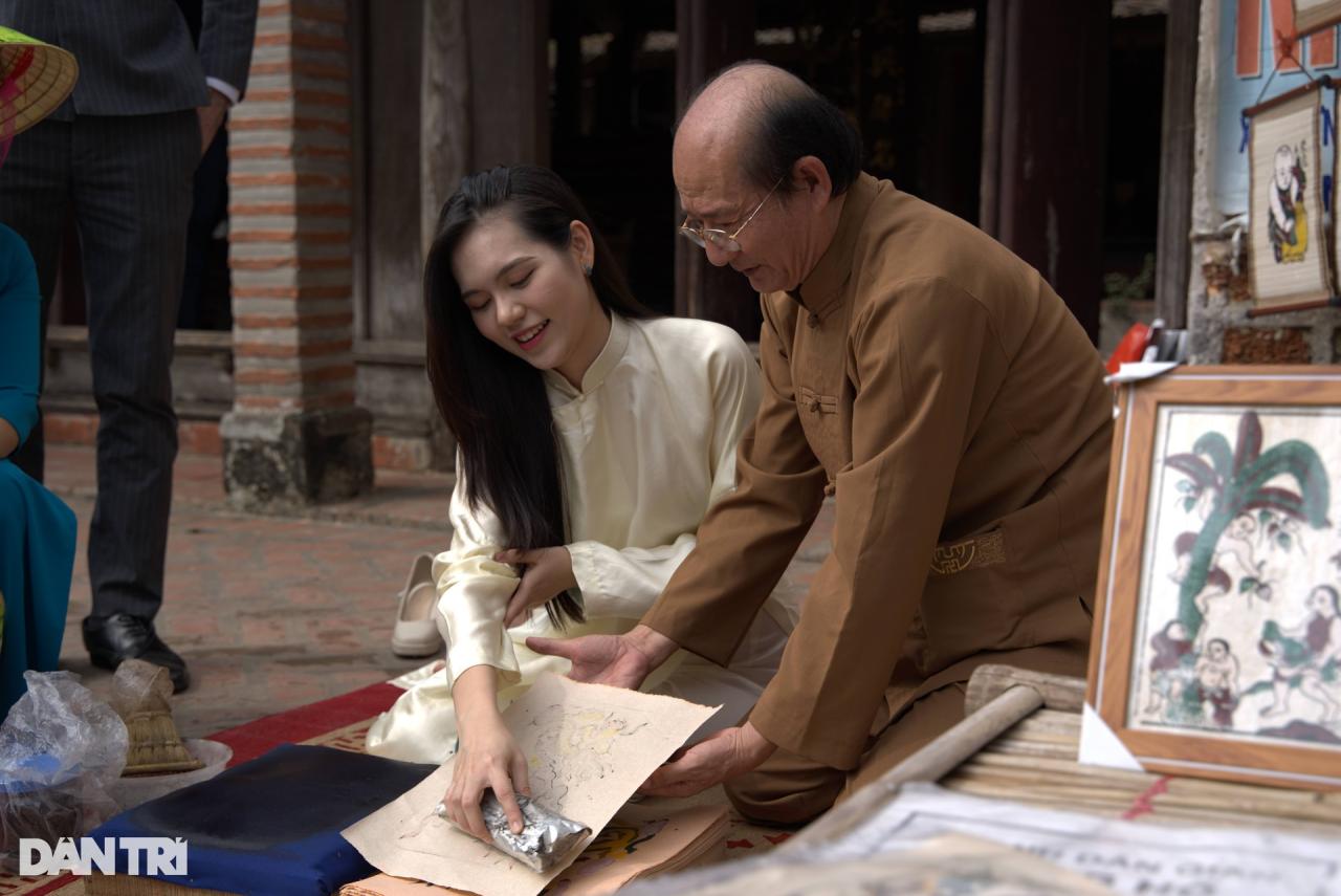 Duong Lam ancient village turns into a Tet film set, attracting tourists to check-in in Ao Dai - 6