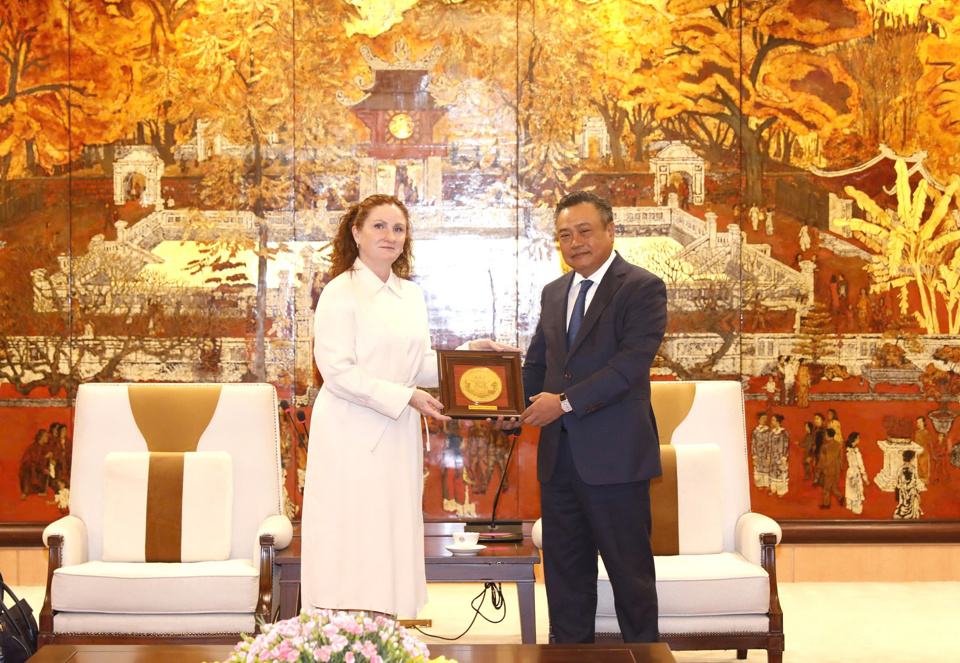 Chairman of Hanoi People's Committee Tran Sy Thanh presented a souvenir to New Zealand Ambassador to Vietnam Caroline Beresford.