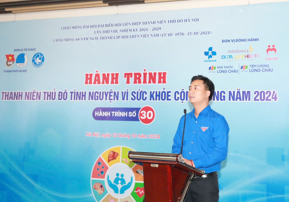 Phó Bí thư Thường trực Thành đoàn, Chủ tịch Hội LHTN Việt Nam TP Hà Nội Nguyễn Đức Tiến phát biểu tại chương trình