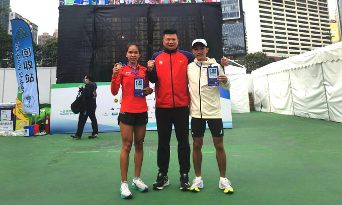 1月21日のスタンダードチャータード香港マラソンのレースを終えたホアン・グエン・タインとコーチのトラン・ドアン・ミン・ティエン、ホアン・ティ・ゴック・ホア。写真：Facebook/ホアン・グエン・タン