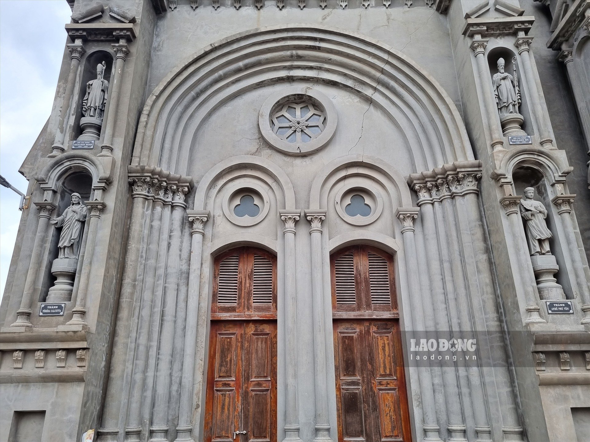 Built during the French colonial period (1942), Sa Chau Temple has a total area of ​​about 13 acres (equivalent to 130,000 m2). The church area alone is 75 m long, 25 m wide and 22 m high.