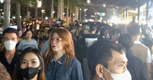 Imagen de una multitud de personas en el festival de comida en la calle peatonal Thu Dau Mot