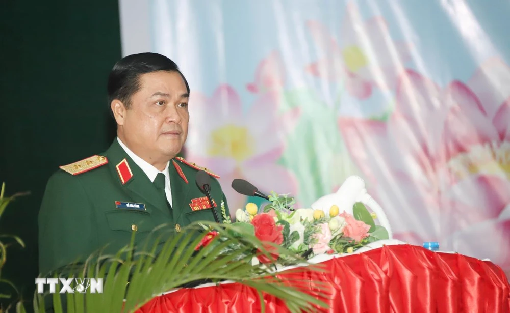 Generalleutnant Do Van Banh, Politkommissar der Vietnam National Defense Academy, hielt bei der Zeremonie eine Rede. (Foto: Xuan Tu/VNA)