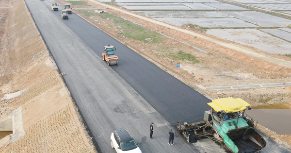 La obra de construcción de la autopista que atraviesa Ha Tinh está muy activa en los primeros días del año