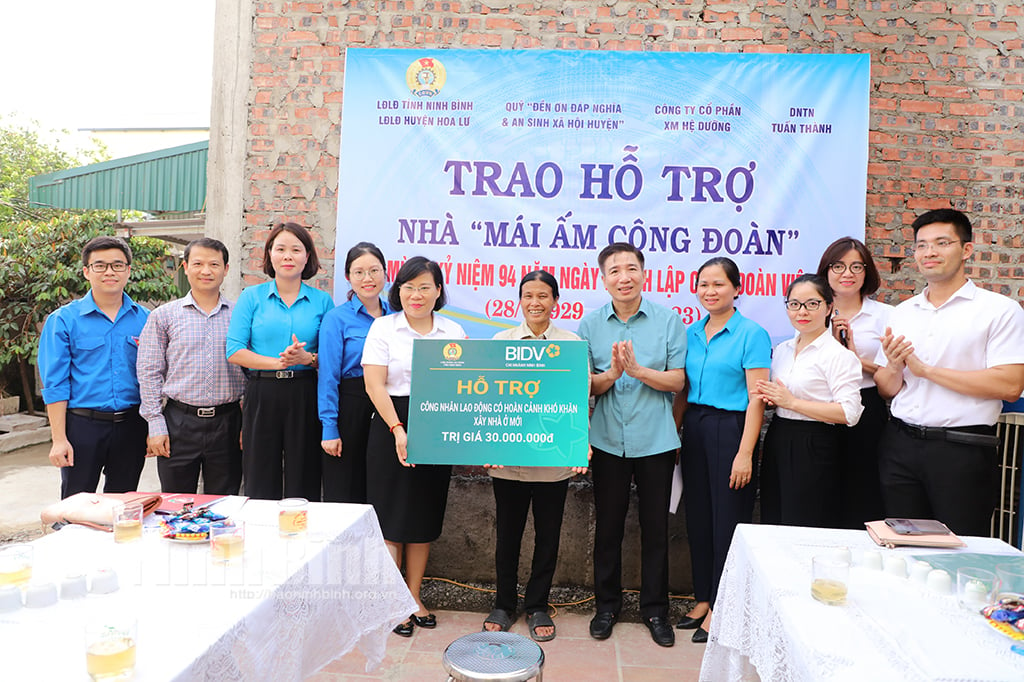 Trao hỗ trợ xây nhà Mái ấm công đoàn