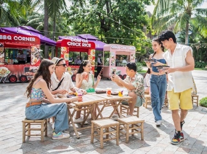 Nha Trang is Charlie Puth's first destination in Asia - 6