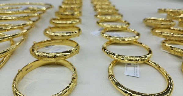 On the evening of December 2, the price of 99.99 gold rings has not stopped falling.