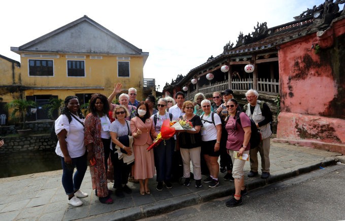 Touristes américains au pont couvert japonais, Hoi An. Photo : Dac Thanh