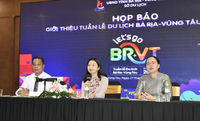 De izquierda a derecha: Sr. Pham Ngoc Hai, Presidente de la Asociación Provincial de Turismo; La Sra. Tran Thi Thu Hien, subdirectora del Departamento de Turismo, y la Sra. Nguyen Thi Thu Huong, vicepresidenta del Comité Popular de la ciudad de Vung Tau, compartieron información sobre la Semana del Turismo en la conferencia de prensa del 27 de octubre. Foto: Ba Ria - Periódico Vung Tau