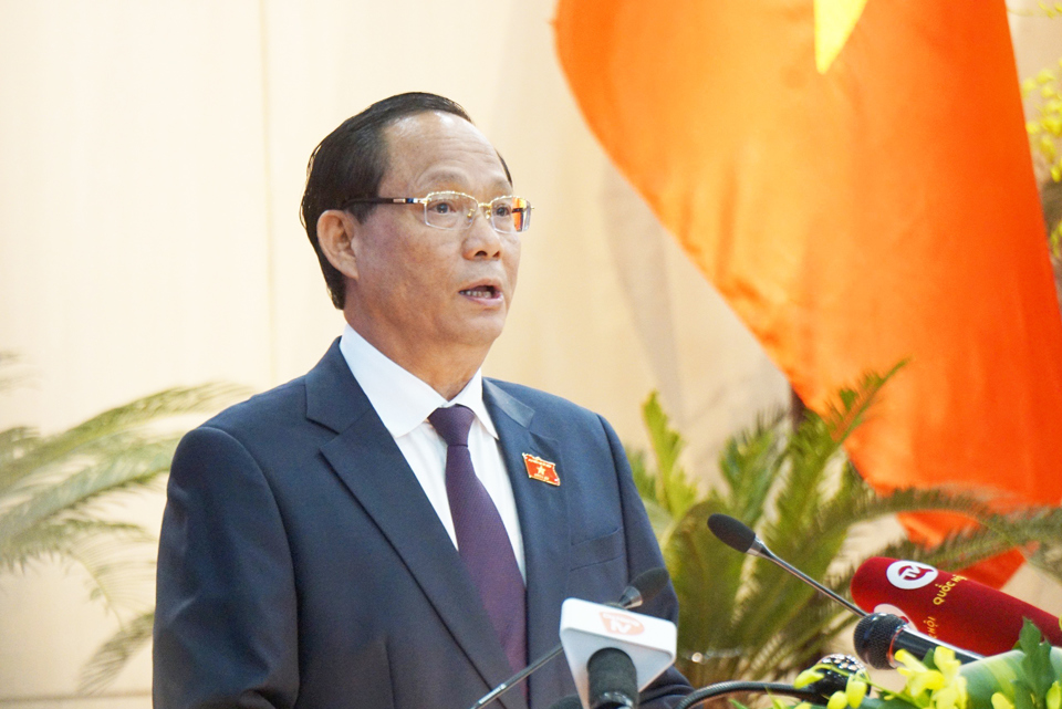 Vice Chairman of the National Assembly Tran Quang Phuong speaks at the session.