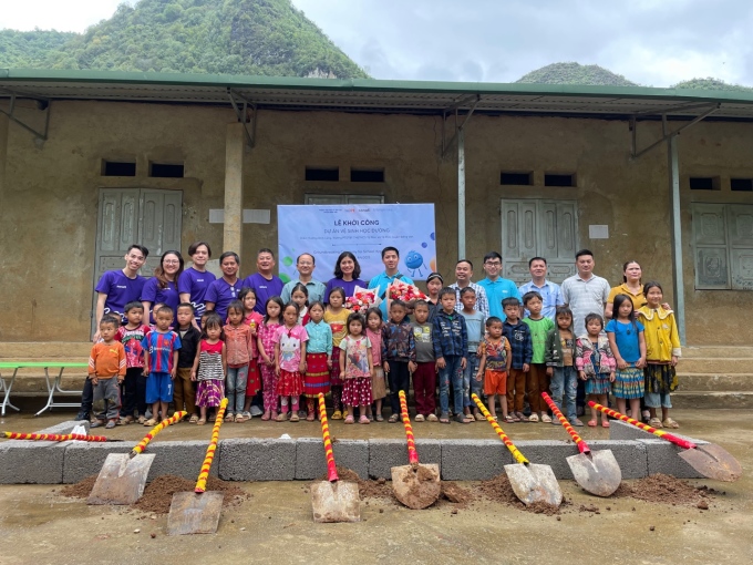 District leaders and other parties took souvenir photos at the groundbreaking ceremony of the toilet at Ta Phin Primary and Secondary School. Photo: Ha Phuong.