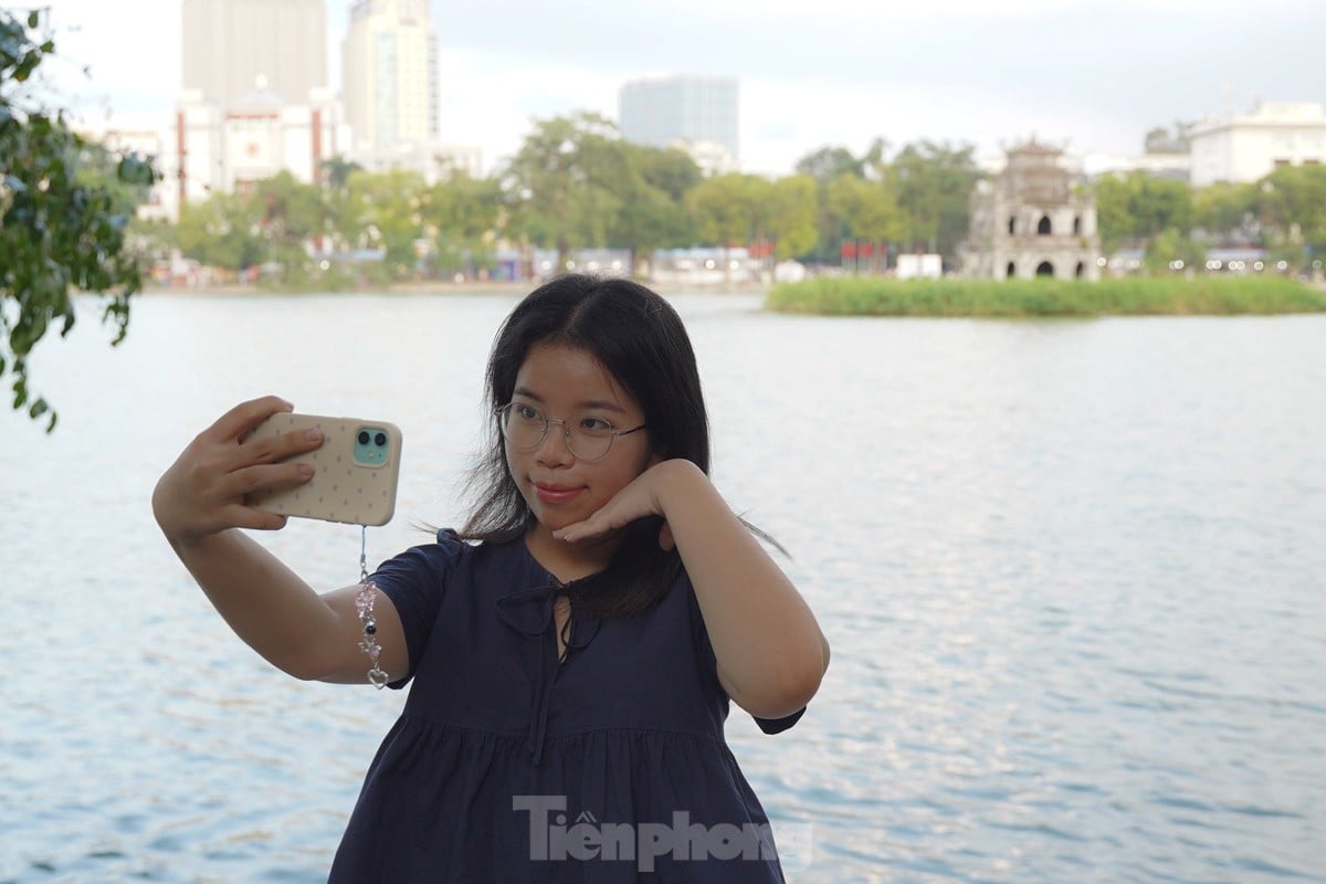 El otoño llama a la puerta, las musas se apresuran a registrarse en las calles de Hanoi foto 13