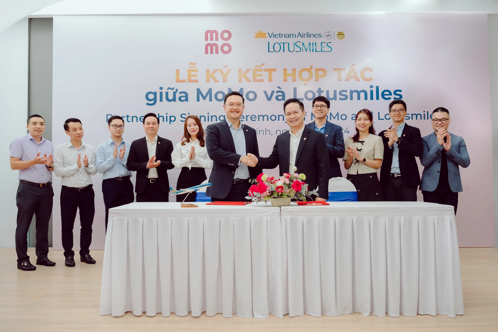 Vietnam Airlines and MoMo 'join hands' to exchange rewards