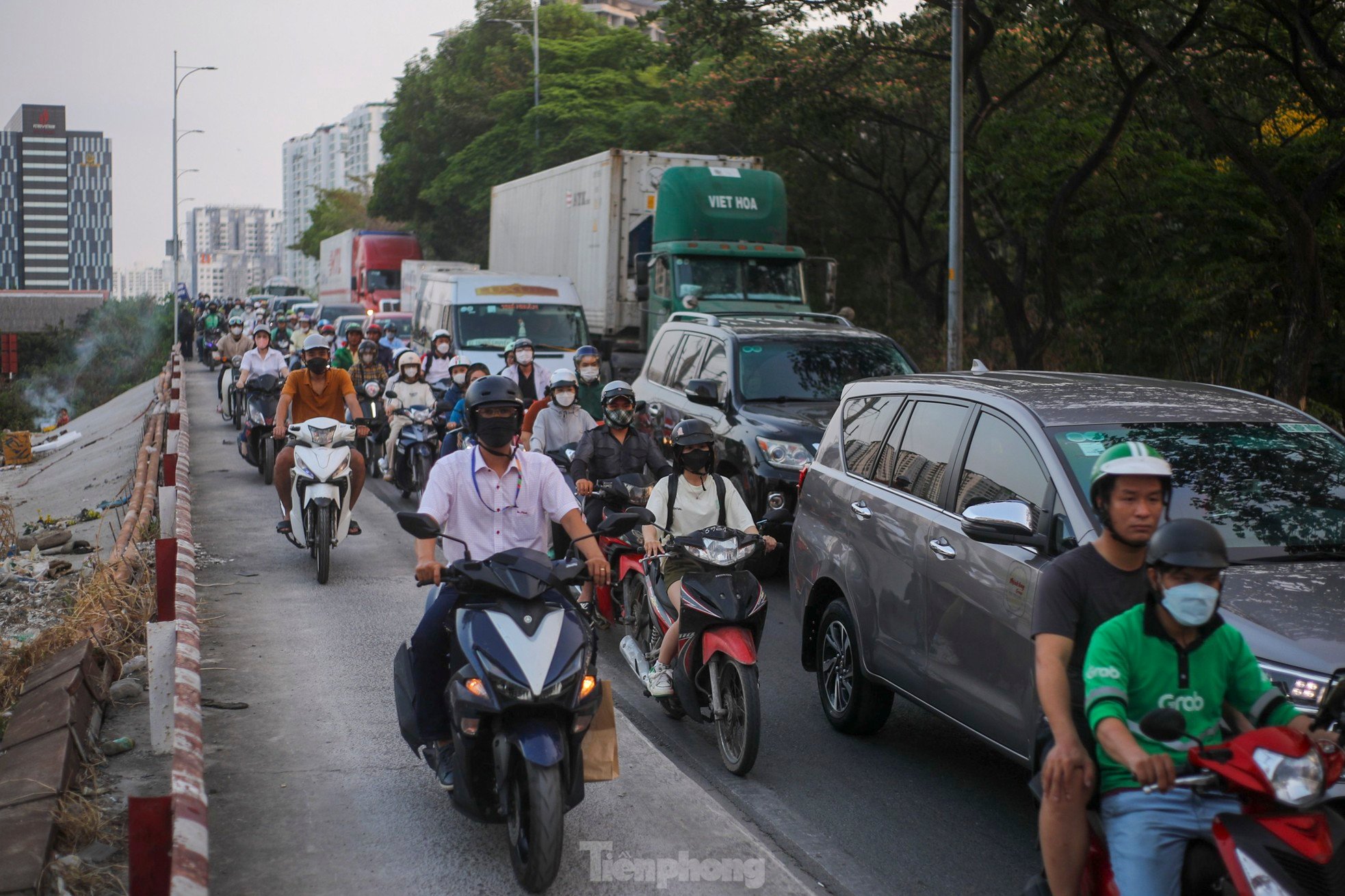 Ùn tắc nghiêm trọng sau khi đóng nút giao Nguyễn Văn Linh - Nguyễn Hữu Thọ ảnh 3