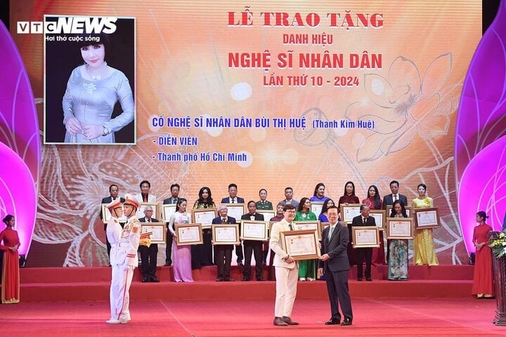 វិចិត្រករ Thanh Kim Hue បានទទួលងារជាសិល្បករប្រជាជន។