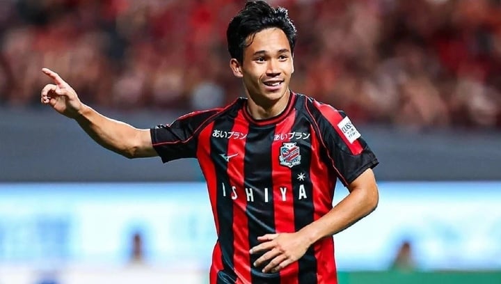 Supachok Sarachat trải qua mùa giải J1 League 2024 đáng buồn khi đội bóng chủ quản Consadole Sapporo rớt hạng.