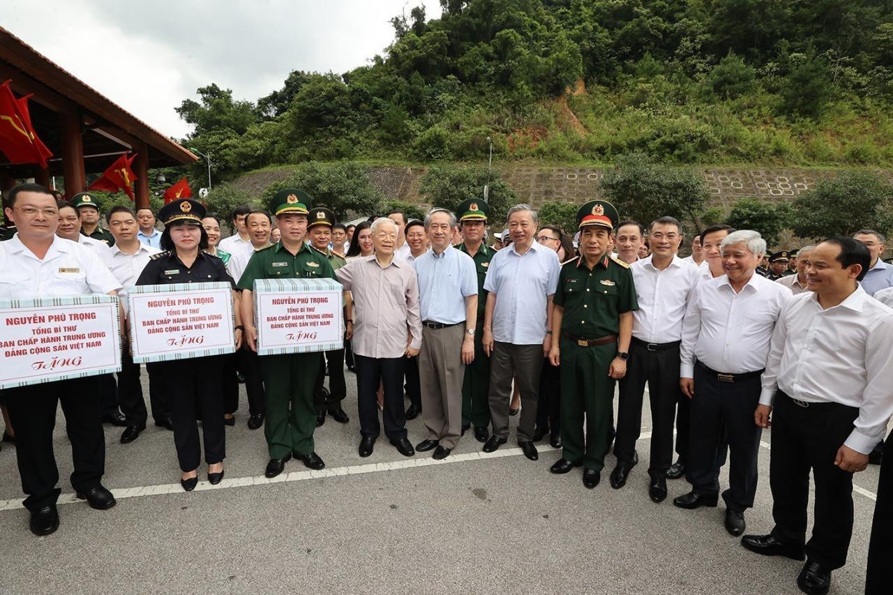 Generalsekretär Nguyen Phu Trong überreicht den aktiven Streitkräften am internationalen Grenzübergang Huu Nghi Geschenke. Foto: Tri Dung/VNA