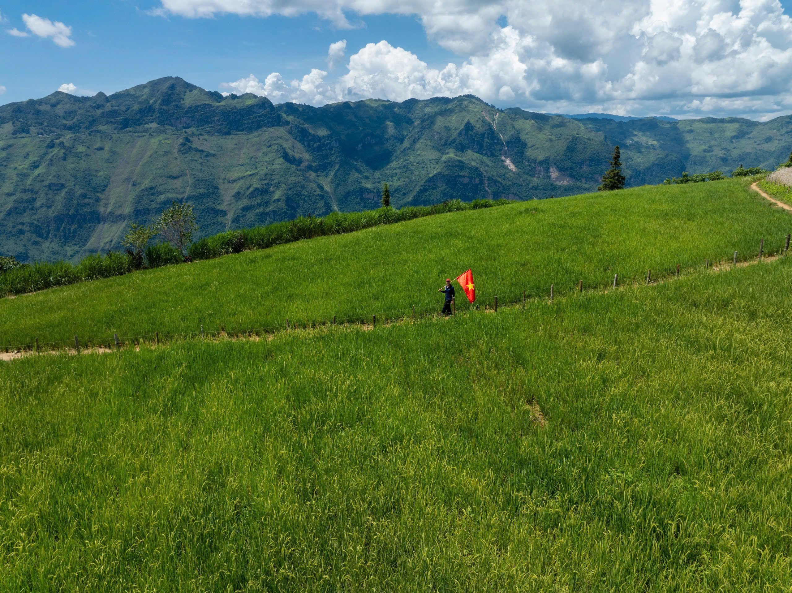 Cờ Tổ quốc tung bay trên thảo nguyên Suối Thầu, Hà Giang