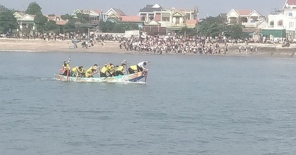 Festival passionnant de courses de bateaux au début du printemps à Nghe An