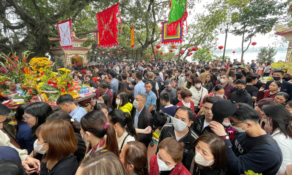 Les employés de bureau affluent au temple au début de l'année