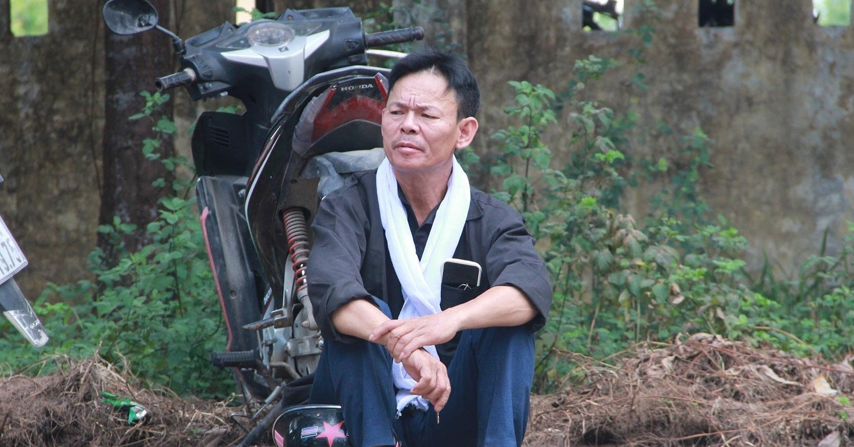 ภาพคุณพ่อสวมเสื้อเชิ้ตสีดำและผ้าพันคอสีขาวพาลูกไปสอบรับปริญญาช่างน่าประทับใจ