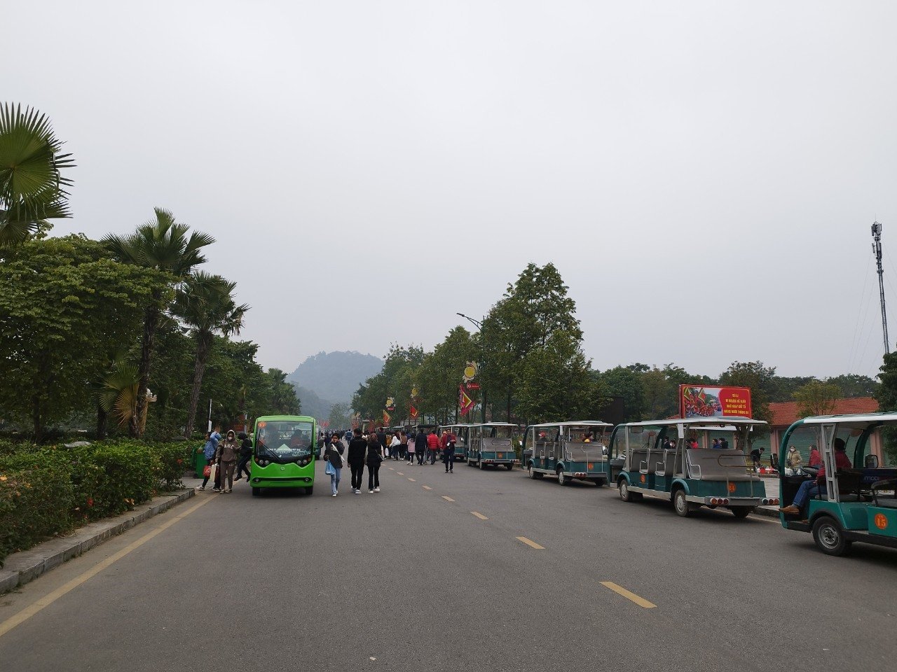 Des voitures électriques au service des touristes au parc Van Lang à l'occasion de l'anniversaire de la mort de Hung King 2023