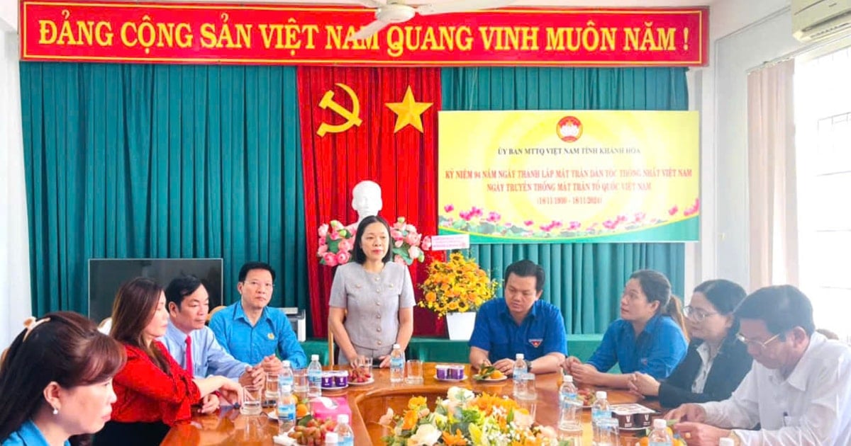 Visita y felicitaciones al Comité Provincial del Frente de la Patria de Vietnam con motivo del Día Tradicional del Frente de la Patria de Vietnam