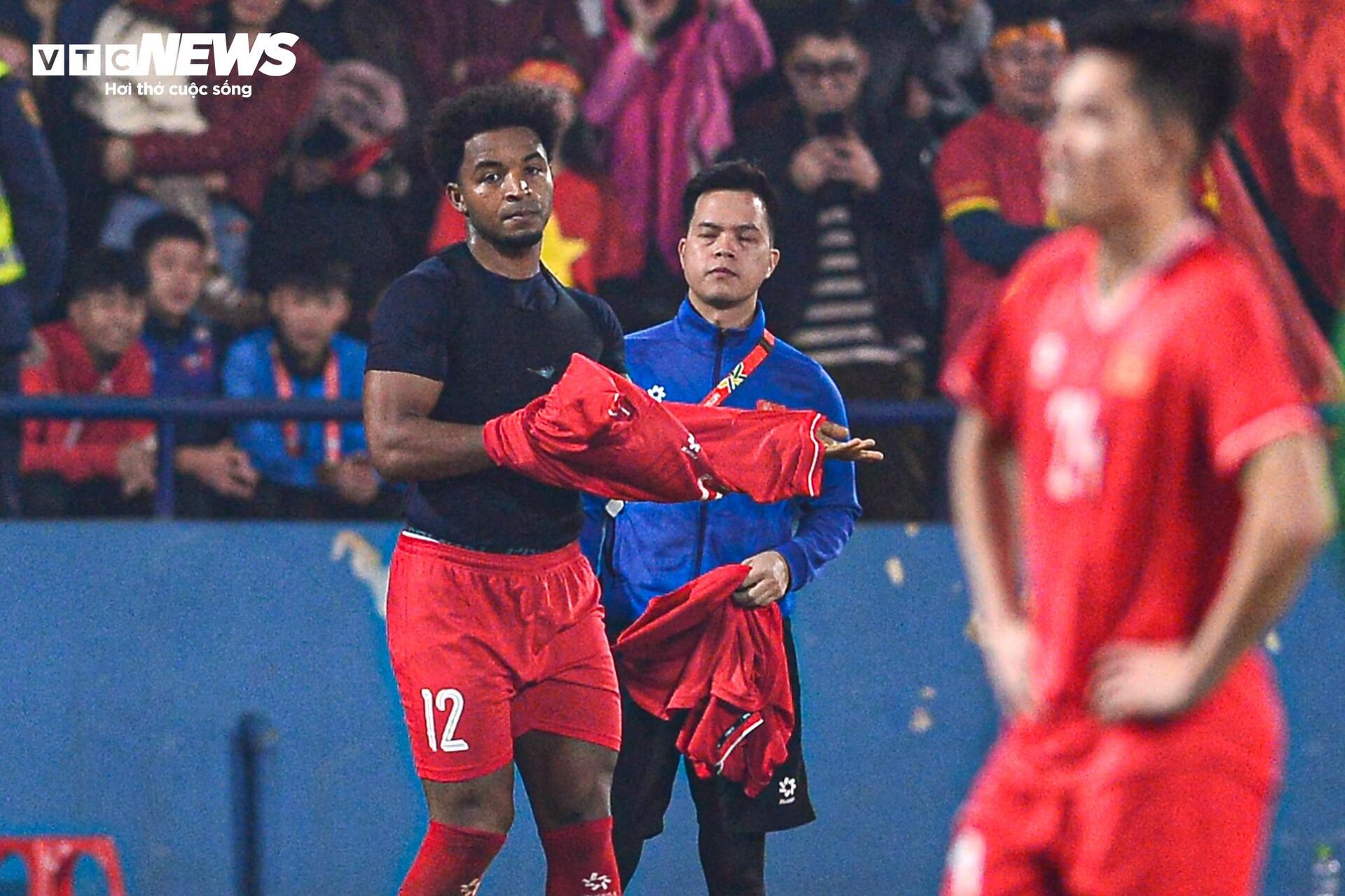 Gros plan de Xuan Son déchirant son maillot et son filet contre Singapour pour amener l'équipe vietnamienne en finale - 7