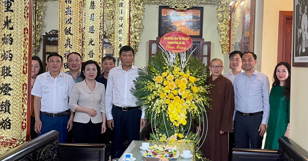 Head of the Hanoi Party Committee's Mass Mobilization Commission Do Anh Tuan congratulates Buddha's Birthday