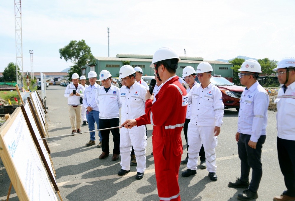 Chủ tịch HĐTV Petrovietnam Hoàng Quốc Vượng nghe giới thiệu về dự án. (Nguồn: PVN)