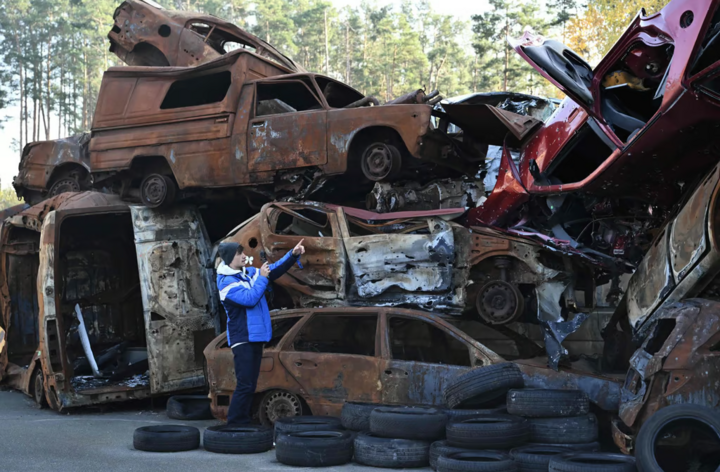 Blasco Ventas dans un cimetière de voitures à Irpin, où sont empilées des voitures civiles détruites. (Photo: AFP)