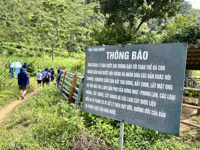 Le règlement du village est affiché sur les sites touristiques, dans les rizières et dans les maisons communautaires. Photo : Hong Chieu