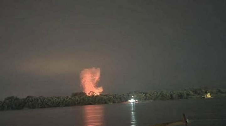 Flammes provenant d'une explosion sur les rives du Danube, ligne de démarcation naturelle entre la région ukrainienne d'Odessa et le territoire roumain. (Photo: Facebook Oleg Nikolenko)