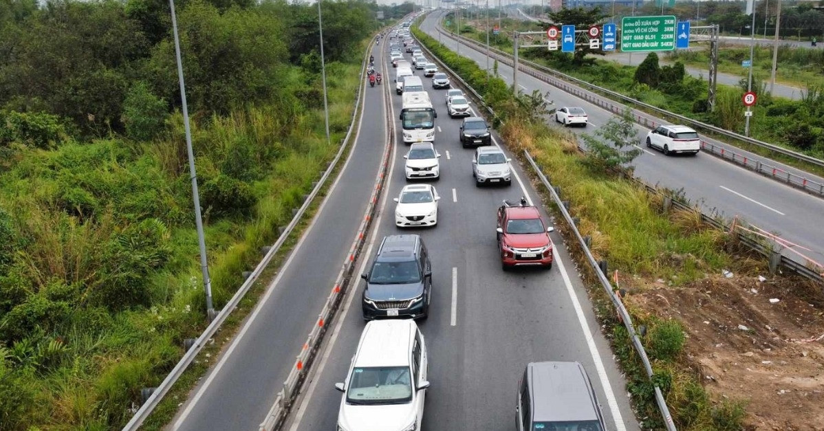 Returning after New Year's holiday, cars lined up 2km long at the gateway to Ho Chi Minh City