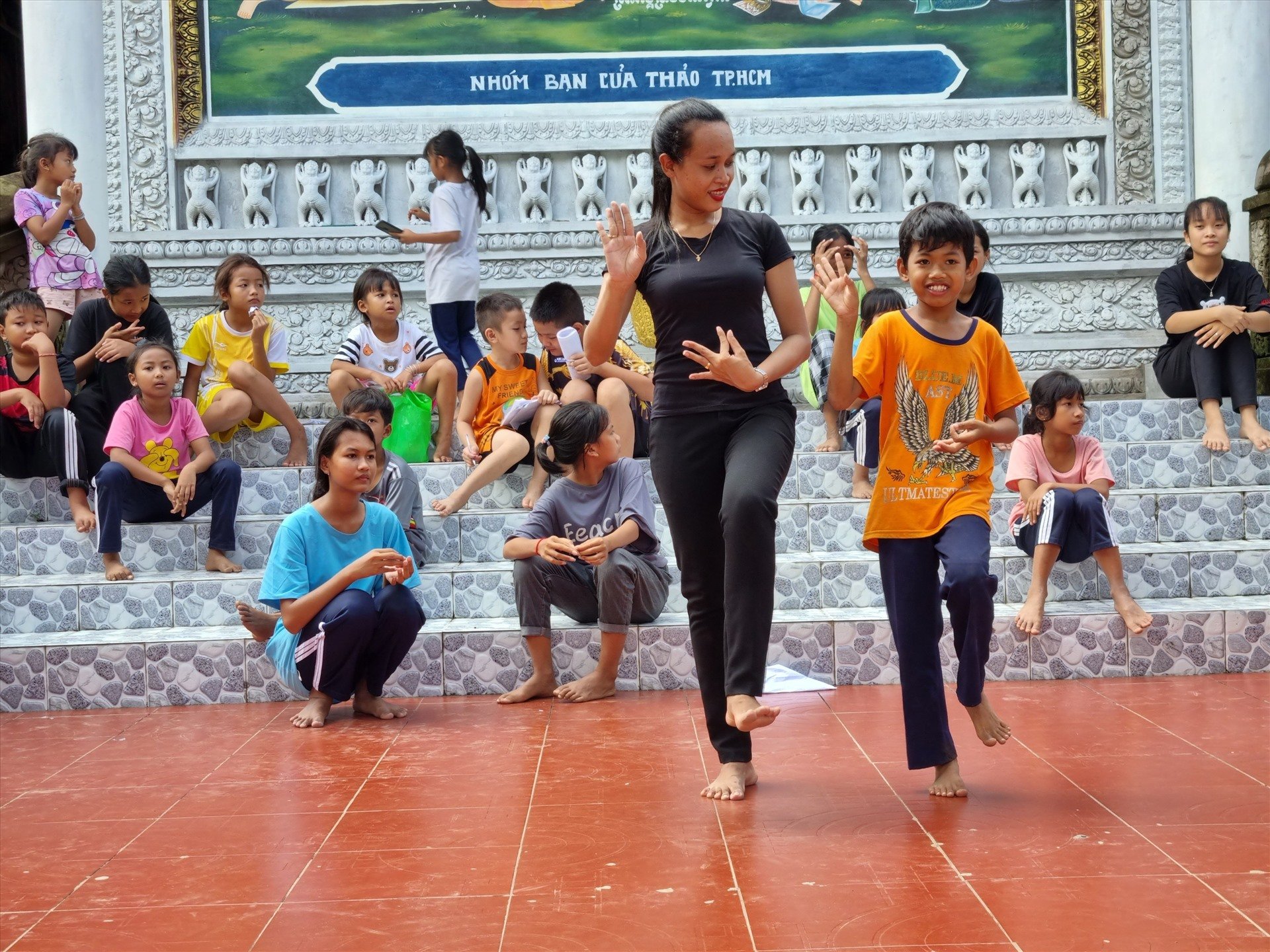 Ôn tập thêm cho các em người dân tộc khmer thành thạo các động tác múa. Ảnh: Hoàng Lộc