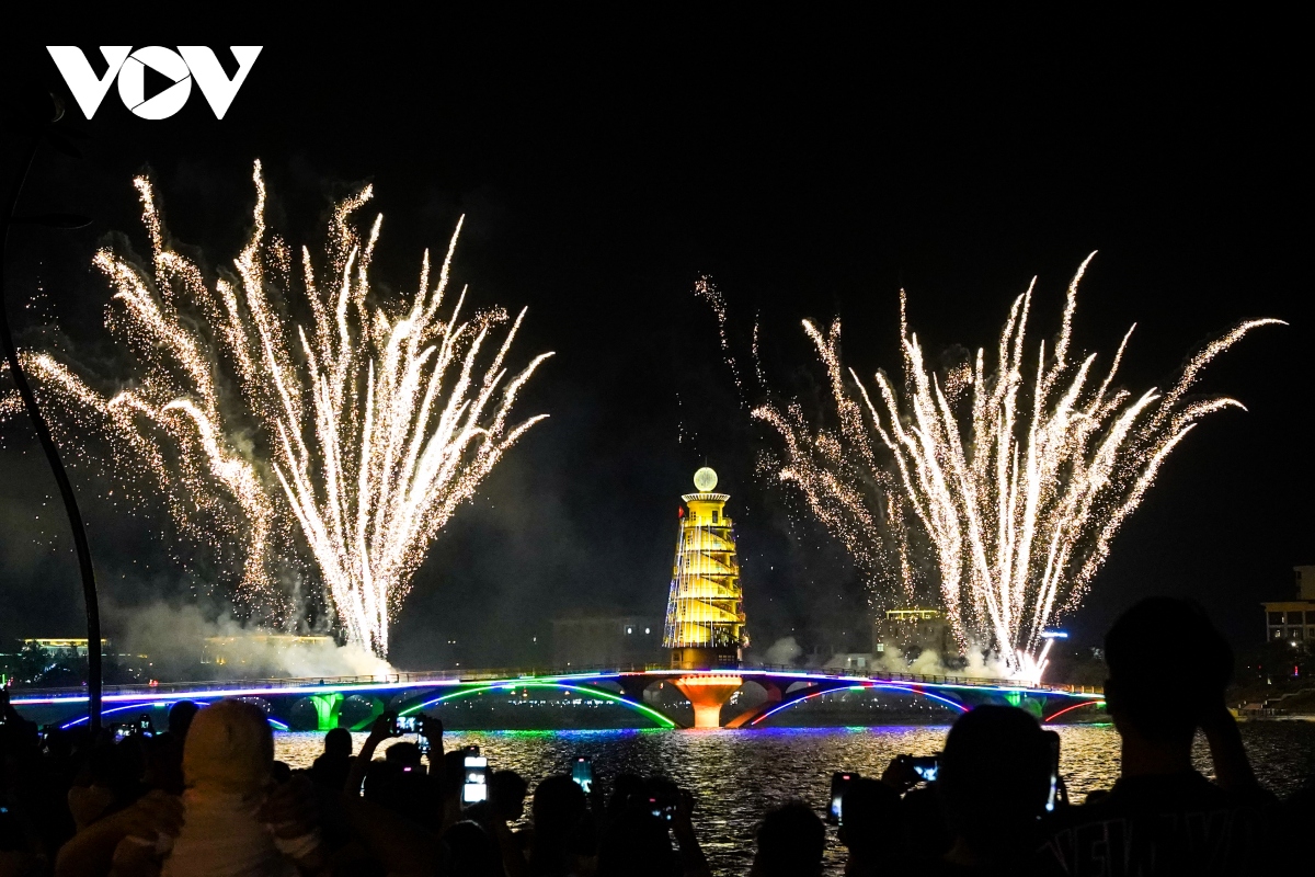 Feu d'artifice à l'occasion de l'anniversaire de la mort de Hung King