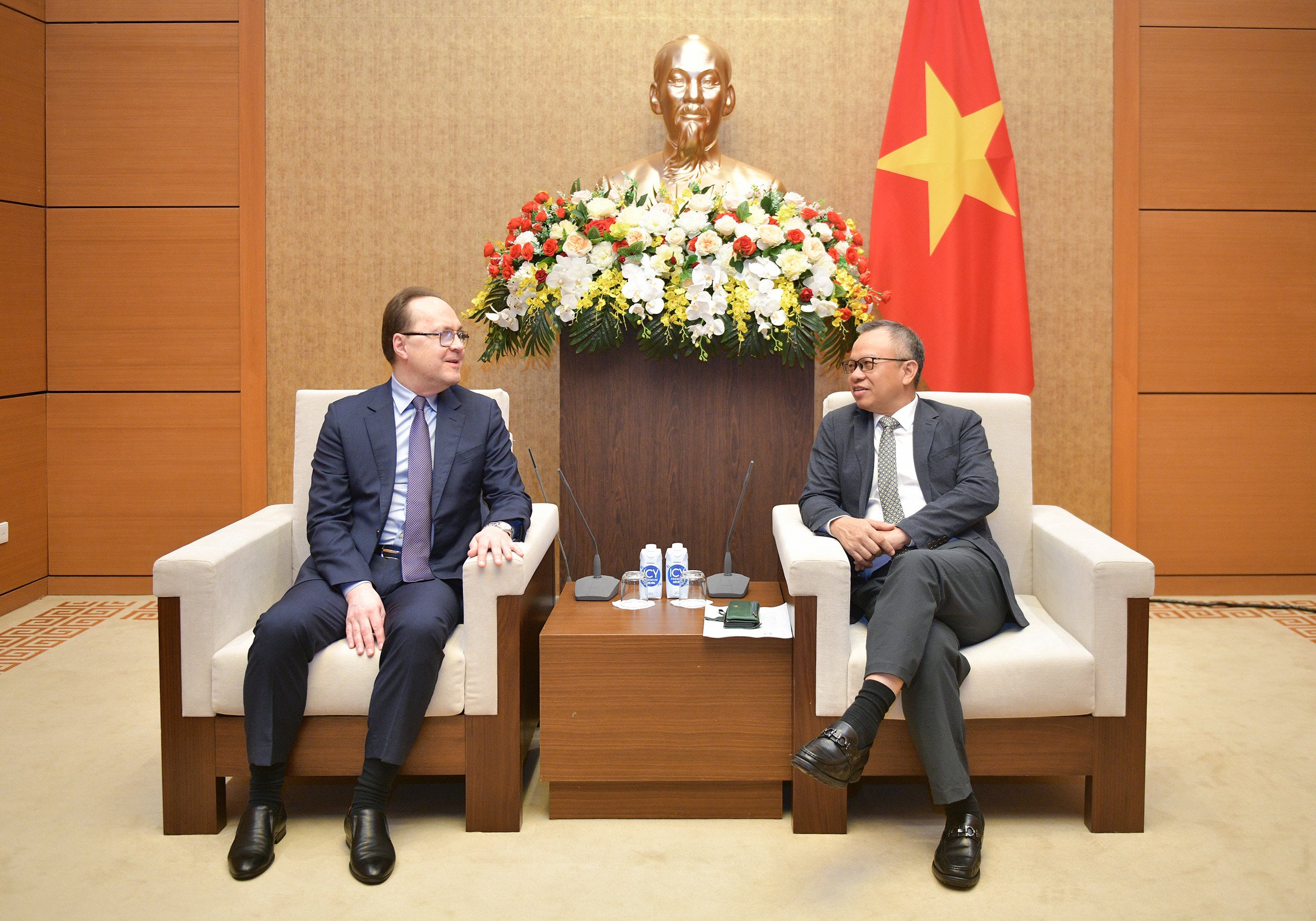 Deputy Chairman of the Foreign Affairs Committee Nguyen Manh Tien received the Ambassador of the Russian Federation to Vietnam