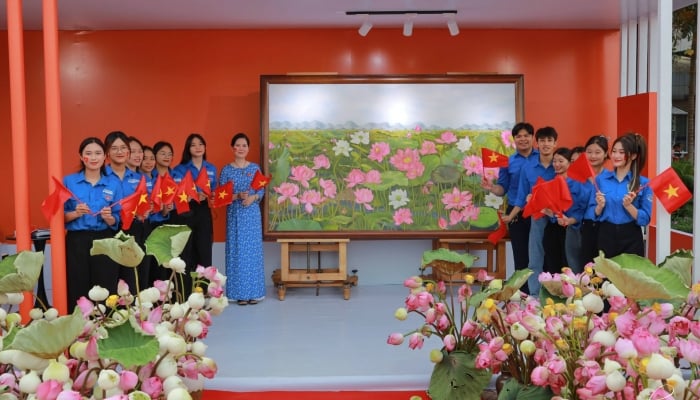 Enjoy the precious painting Lotus Pure Land by Nguyen Thi Kim Duc