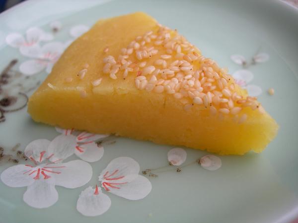 투옌은 차를 끓였습니다.