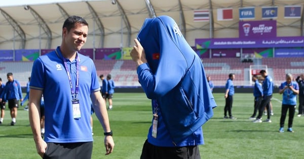 Vietnam team plays Indonesia on a field smaller than Hang Day but is stunningly beautiful.