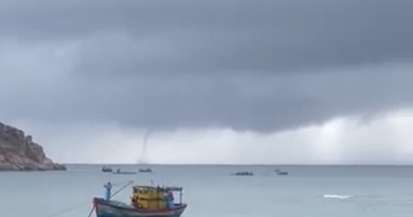 Waterspout suddenly appeared in Binh Dinh