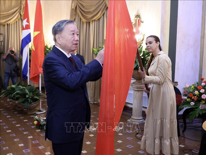 Le secrétaire général et président To Lam a décerné la médaille de l'amitié à l'Union de la jeunesse cubaine. Photo : VNA