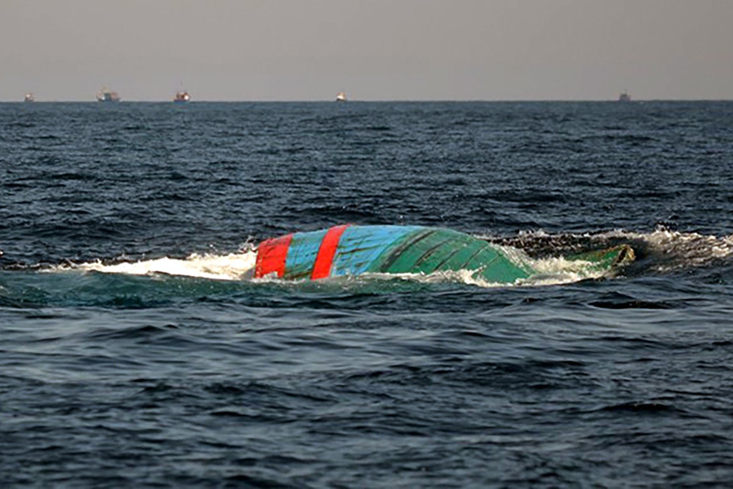 Deux bateaux de pêche ont coulé dans les eaux de Khanh Hoa, seuls huit pêcheurs ont été secourus