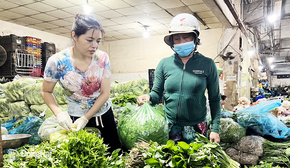 Les prix de nombreux types de légumes verts ont augmenté récemment en raison de conditions météorologiques difficiles et de fortes pluies. Sur la photo : Un étal vendant des légumes verts au marché de Tan Bien (ville de Bien Hoa)