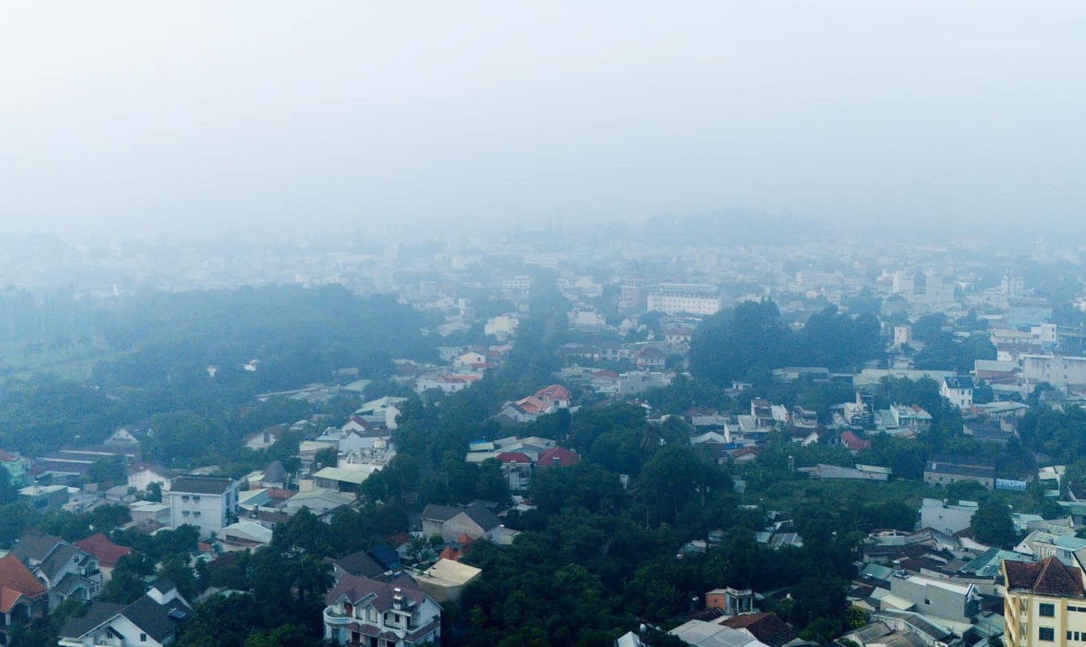 Brouillard dense à Binh Duong, froid et brumeux comme Da Lat photo 4