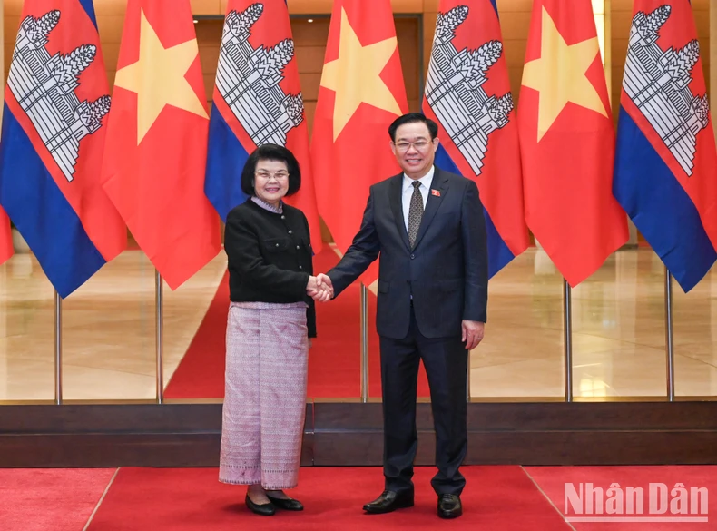 [Photo] National Assembly Chairman Vuong Dinh Hue holds talks with Cambodian National Assembly Chairman Samdech Khuon Sudary photo 6