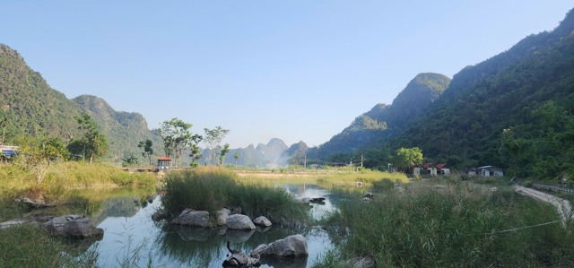 Straße zum Dorf Viet Hai. Foto von Tien Bao 