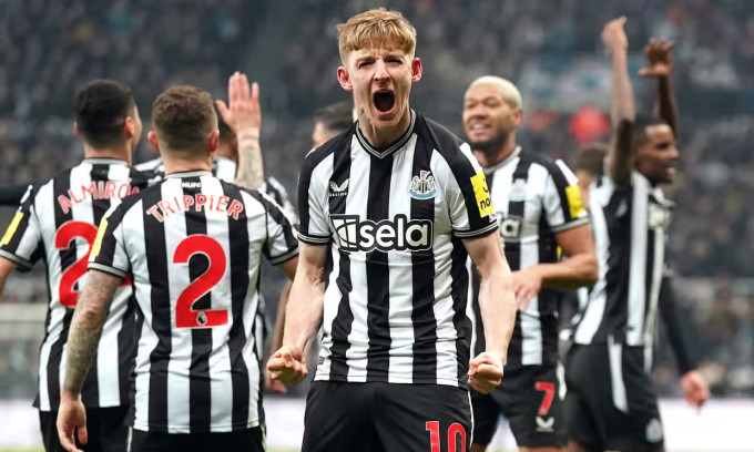 Anthony Gordon (n°10) célèbre le seul but de Newcastle lors de la victoire contre Man Utd à St James Park, 14e journée de Premier League, le soir du 2 décembre 2023. Photo : PA